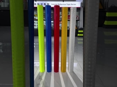 Film autoadhésif micro prismatique rétro-réfléchissant pour panneaux de signalisation routière