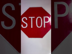 Signes de circulation personnalisés jaune ralentissant les signaux réfléchissants pour la sécurité routière