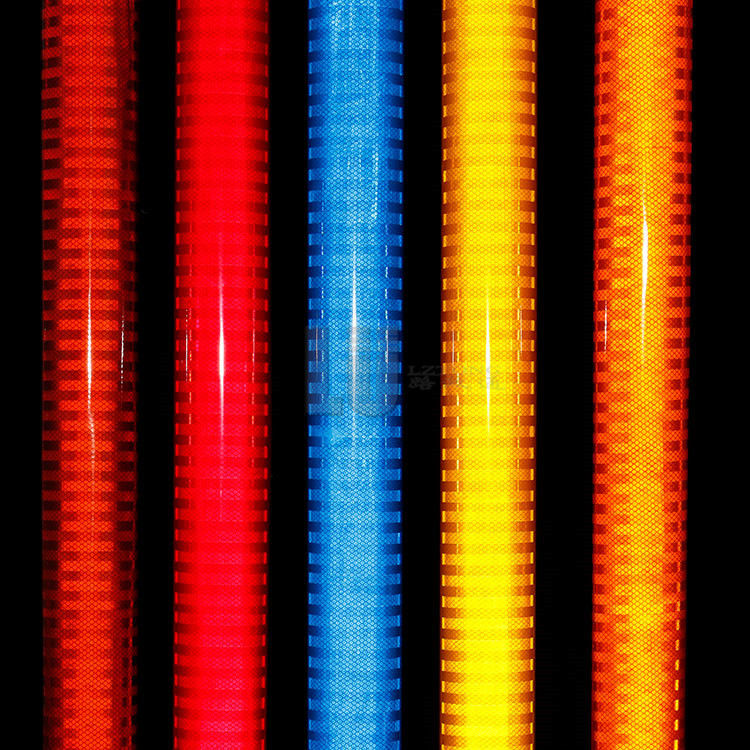 Réflecteur hautement visible en extérieur LU Feuille de PET Auto-adhésif Réflecteur pour les installations de sécurité routière