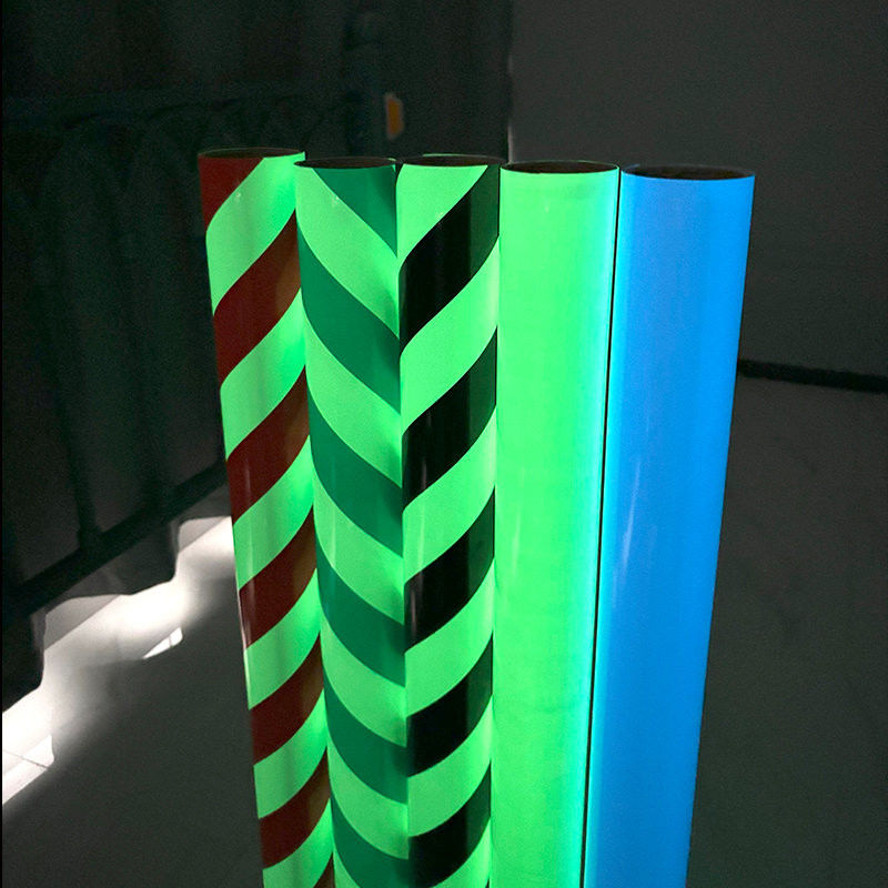 Lumière de nuit photoluminescente verte dans le film de vinyle sombre pour la décoration