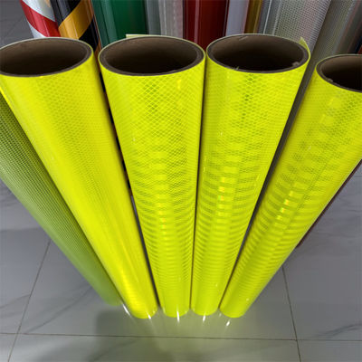 Bon prix Film réfléchissant prismatique haute intensité pour les avertissements de sécurité fluorescents des véhicules imprimés numériquement et sur écran en ligne