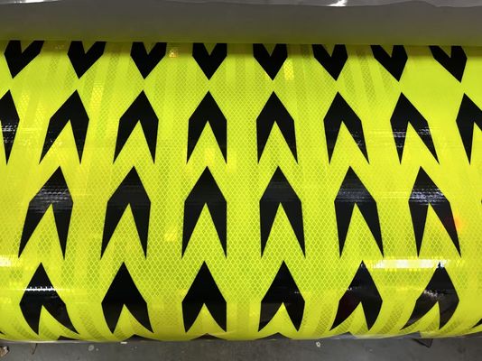 Bon prix Rouleau de feuille réfléchissante prismatique imprimable aux UV, avec flèche jaune fluorescent en ligne