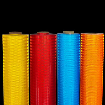 Bon prix Feuille réfléchissante microprismatique conforme à la norme ASTM D4956 de type IV Durée de vie extérieure de 10 ans pour les panneaux de signalisation routière en ligne
